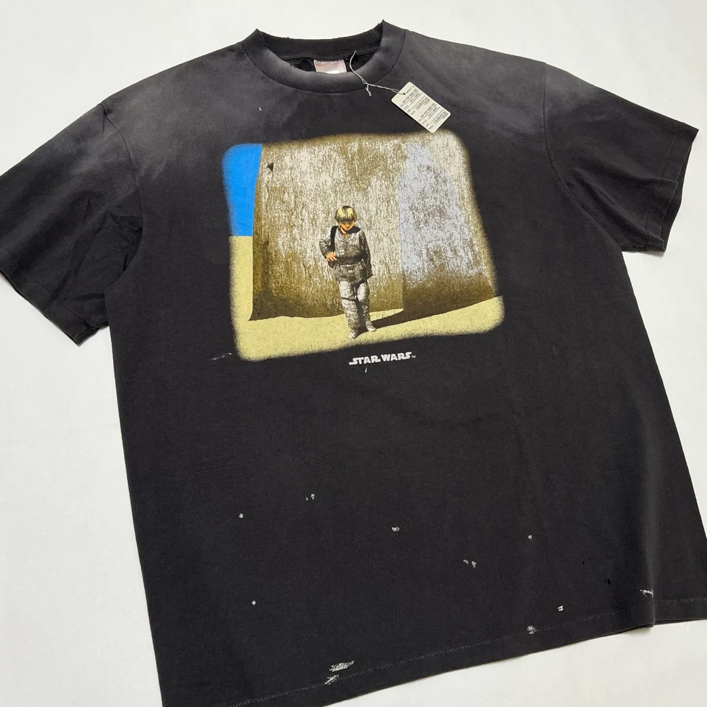SAINT Mxxxxxx × STAR WARS SW_SS TEE /ANAKIN/BLK Star Wars co-branded TEE Anakin Skywalker Darth Vader reflection print TEE washed black S-XL The print comes from the impressive poster vision of "Anakin Skywalker" in "STAR WARS Episode I/The Phantom Menace" and the design of "Darth Vader" printed on the back The entire garment is hand-processed with dirt, washed with water, and printed with a distressed feel, which perfectly interprets the artistic specialty of NEW VINTAGE. In addition, the main mark and wash mark are customized to be consistent with the original version. It can be said that every detail of ZP is perfectly reproduced.